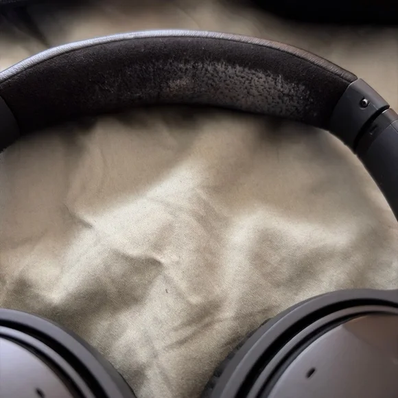 Bose QuietComfort 35 (Series I) Wireless Headphones, Noise Cancelling - Black - Picture 4 of 7